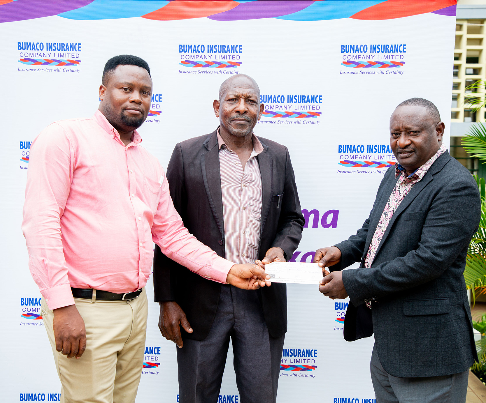 WATOTO WALIOPATA AJALI WAKITOKEA KANISANI WAPOKEA MALIPO KUTOKA BUMACO INSURANCE CO. LTD